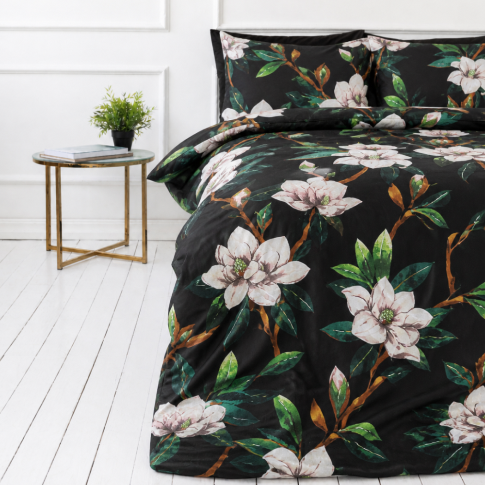 Pussilakanasetti „Soft Magnolia“. Vihreä pussilakanasetti, 140x200 cm, 150x210 cm, 160x200 cm, 180x200 cm, 200x200 cm, 200x220 cm, 240x220 cm. Tyylikäs vuodevaatesetti kirkkaan vihreillä magnolioilla. Pussilakanasetti „Soft Magnolia“. Vihreä pussilakanasetti, 140x200 cm, 150x210 cm, 160x200 cm, 180x200 cm, 200x200 cm, 200x220 cm, 240x220 cm. Tyylikäs vuodevaatesetti kirkkaan vihreillä magnolioilla.