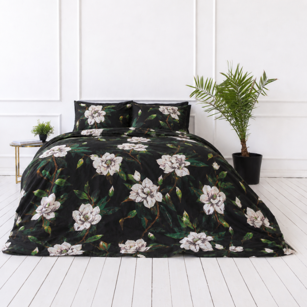 Pussilakanasetti „Soft Magnolia“. Vihreä pussilakanasetti, 140x200 cm, 150x210 cm, 160x200 cm, 180x200 cm, 200x200 cm, 200x220 cm, 240x220 cm. Vuodevaatesetti värikkäillä kukilla ja tummalla taustalla, joka tuo eleganssia. Pussilakanasetti „Soft Magnolia“. Vihreä pussilakanasetti, 140x200 cm, 150x210 cm, 160x200 cm, 180x200 cm, 200x200 cm, 200x220 cm, 240x220 cm. Vuodevaatesetti värikkäillä kukilla ja tummalla taustalla, joka tuo eleganssia.