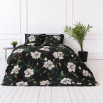 Pussilakanasetti „Soft Magnolia“. Vihreä pussilakanasetti, 140x200 cm, 150x210 cm, 160x200 cm, 180x200 cm, 200x200 cm, 200x220 cm, 240x220 cm. Vuodevaatesetti värikkäillä kukilla ja tummalla taustalla, joka tuo eleganssia. Pussilakanasetti „Soft Magnolia“. Vihreä pussilakanasetti, 140x200 cm, 150x210 cm, 160x200 cm, 180x200 cm, 200x200 cm, 200x220 cm, 240x220 cm. Vuodevaatesetti värikkäillä kukilla ja tummalla taustalla, joka tuo eleganssia.