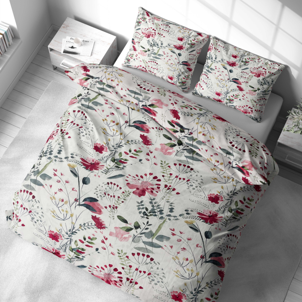 Pussilakanasetti „Sparkling Flowers“. Pussilakanasetti 140x200, 140x200 cm, 200x200 cm, 200x220 cm. Design‑akuarellikuosi roosakukkaisine ja vihreälehtisine piirroksineen valkoisella taustalla.