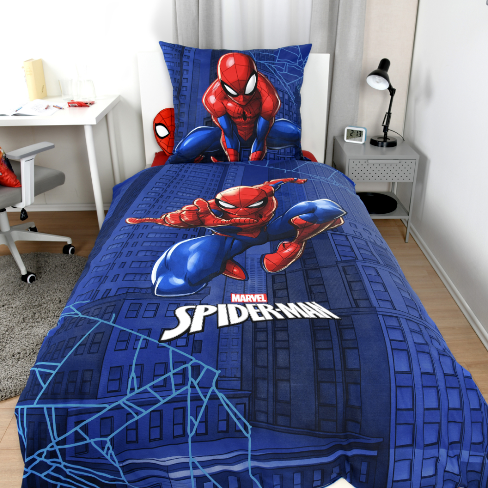 Pussilakanasetti „Spiderman“. Lasten pussilakanasetti, 135x200 cm. Vaaleansininen vuodevaatekuosi toistuvilla punaisilla spider-man-aiheilla Pussilakanasetti „Spiderman“. Lasten pussilakanasetti, 135x200 cm. Vaaleansininen vuodevaatekuosi toistuvilla punaisilla spider-man-aiheilla