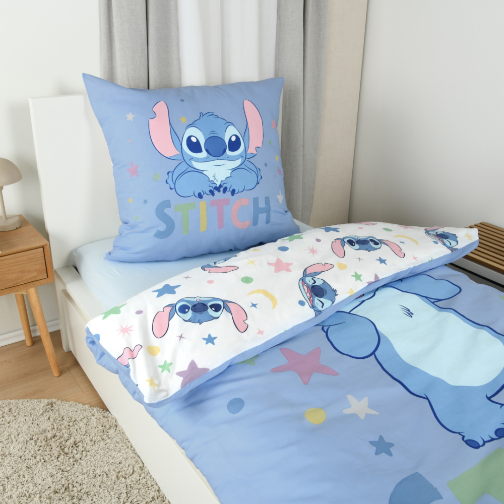 Pussilakanasetti „Stitch Blue“. Lasten pussilakanasetti, 135x200 cm. Valkoinen kaksipuolinen vuodevaatekuosi stitch-hahmoilla, kuunsirpeillä ja pastellinvärisillä tähdillä. Pussilakanasetti „Stitch Blue“. Lasten pussilakanasetti, 135x200 cm. Valkoinen kaksipuolinen vuodevaatekuosi stitch-hahmoilla, kuunsirpeillä ja pastellinvärisillä tähdillä.