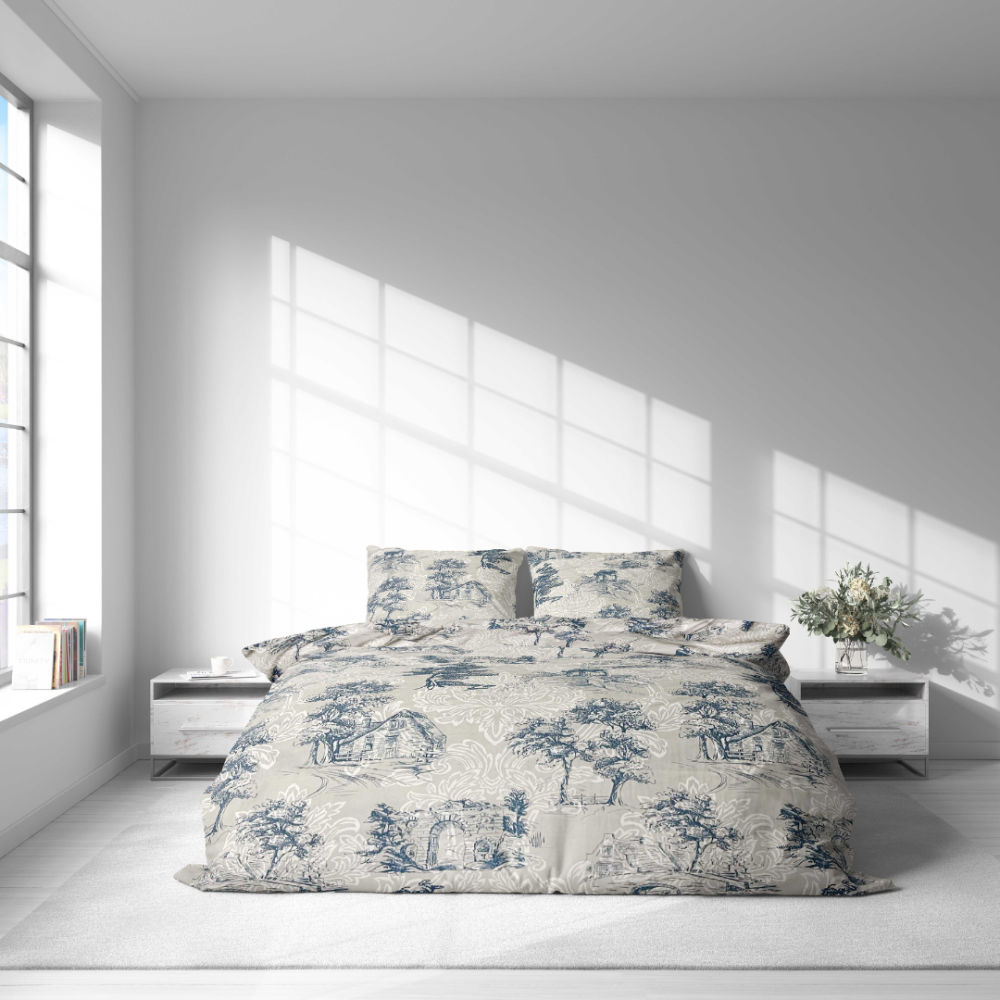 Pussilakanasetti „Toile De Jouy Classic“. Pussilakanasetti 140x200, 140x200 cm, 200x200 cm, 200x220 cm. Settiä koristaa klassinen “toile”-kuvio – tummansinisten piirrosten ryhmät vaalealla taustalla, jotka korostavat arkkitehtonisia ja luontonäkymiä.