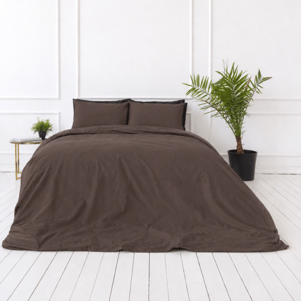 Percale pussilakanasetti „Brown Percale“. Pussilakanasetti 150x210, 140x200 cm, 150x210 cm, 160x200 cm, 180x200 cm, 200x200 cm, 200x220 cm, 240x220 cm. Tummanruskea pussilakana ilman koristekuvioita. Percale pussilakanasetti „Brown Percale“. Pussilakanasetti 150x210, 140x200 cm, 150x210 cm, 160x200 cm, 180x200 cm, 200x200 cm, 200x220 cm, 240x220 cm. Tummanruskea pussilakana ilman koristekuvioita.