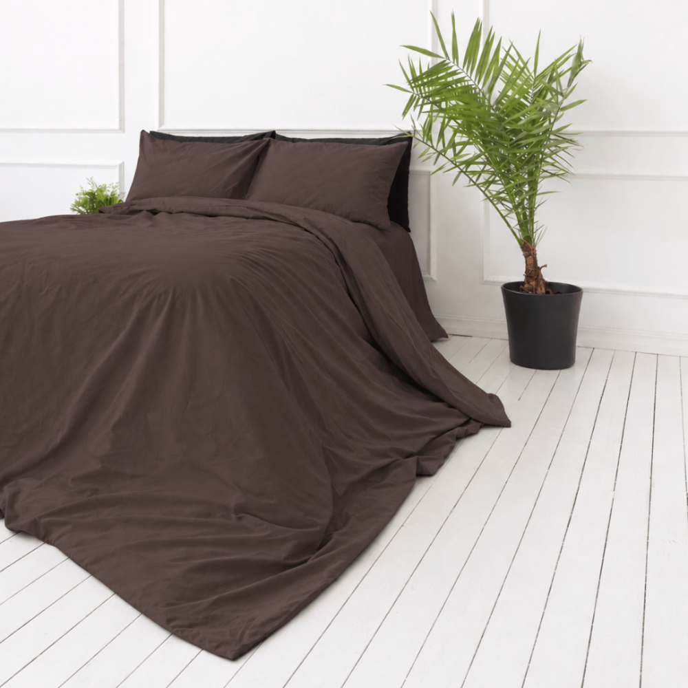 Percale pussilakanasetti „Brown Percale“. Pussilakanasetti 150x210, 140x200 cm, 150x210 cm, 160x200 cm, 180x200 cm, 200x200 cm, 200x220 cm, 240x220 cm. Yksiväriset suklaanruskeat tyynyliinat. Percale pussilakanasetti „Brown Percale“. Pussilakanasetti 150x210, 140x200 cm, 150x210 cm, 160x200 cm, 180x200 cm, 200x200 cm, 200x220 cm, 240x220 cm. Yksiväriset suklaanruskeat tyynyliinat.