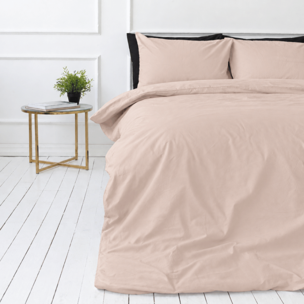 Percale pussilakanasetti „Classic Coffee Percale“. Pussilakanasetti 150x210, 140x200 cm, 150x210 cm, 160x200 cm, 180x200 cm, 200x200 cm, 200x220 cm, 240x220 cm. Kuviottomat vuodevaatteet pastellisessa roosanbeigen sävyssä.