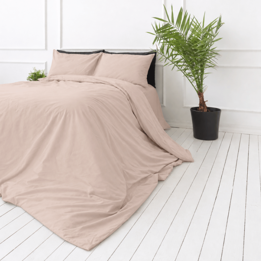 Percale pussilakanasetti „Classic Coffee Percale“. Pussilakanasetti 150x210, 140x200 cm, 150x210 cm, 160x200 cm, 180x200 cm, 200x200 cm, 200x220 cm, 240x220 cm. Vaaleanbeige pussilakana, jossa on hienovarainen vaaleanpunainen pohjasävy.