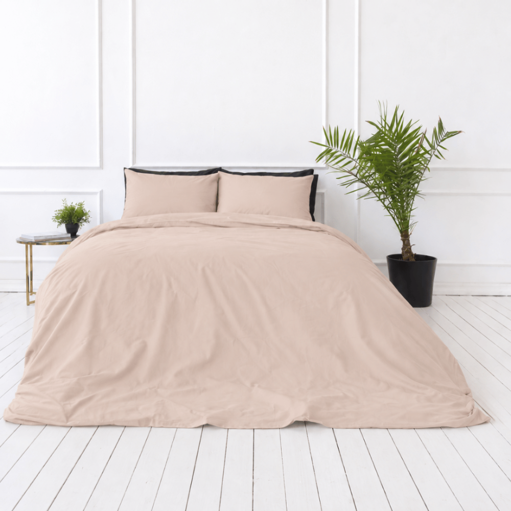 Percale pussilakanasetti „Classic Coffee Percale“. Pussilakanasetti 150x210, 140x200 cm, 150x210 cm, 160x200 cm, 180x200 cm, 200x200 cm, 200x220 cm, 240x220 cm. Yksiväriset roosanbeiget tyynyliinat ilman koristekuvioita.