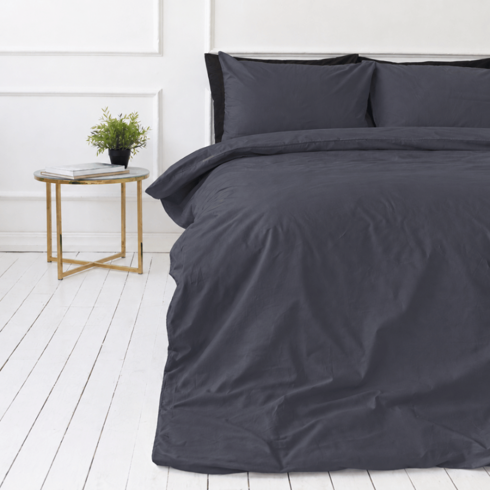 Percale pussilakanasetti „Dark Grey Percale“. Pussilakanasetti 150x210, 140x200 cm, 150x210 cm, 160x200 cm, 180x200 cm, 200x200 cm, 200x220 cm, 240x220 cm. Grafiitinharmaat vuodevaatteet, joissa on hienovarainen sinertävä pohjasävy. Percale pussilakanasetti „Dark Grey Percale“. Pussilakanasetti 150x210, 140x200 cm, 150x210 cm, 160x200 cm, 180x200 cm, 200x200 cm, 200x220 cm, 240x220 cm. Grafiitinharmaat vuodevaatteet, joissa on hienovarainen sinertävä pohjasävy.