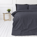 Percale pussilakanasetti „Dark Grey Percale“. Pussilakanasetti 150x210, 140x200 cm, 150x210 cm, 160x200 cm, 180x200 cm, 200x200 cm, 200x220 cm, 240x220 cm. Grafiitinharmaat vuodevaatteet, joissa on hienovarainen sinertävä pohjasävy. Percale pussilakanasetti „Dark Grey Percale“. Pussilakanasetti 150x210, 140x200 cm, 150x210 cm, 160x200 cm, 180x200 cm, 200x200 cm, 200x220 cm, 240x220 cm. Grafiitinharmaat vuodevaatteet, joissa on hienovarainen sinertävä pohjasävy.