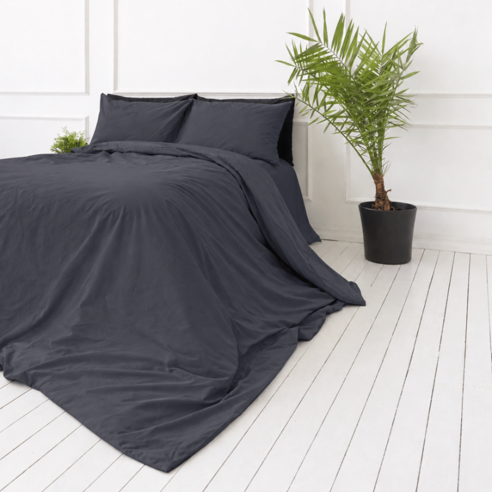Percale pussilakanasetti „Dark Grey Percale“. Pussilakanasetti 150x210, 140x200 cm, 150x210 cm, 160x200 cm, 180x200 cm, 200x200 cm, 200x220 cm, 240x220 cm. Tummanharmaa pussilakana ilman koristekuvioita. Percale pussilakanasetti „Dark Grey Percale“. Pussilakanasetti 150x210, 140x200 cm, 150x210 cm, 160x200 cm, 180x200 cm, 200x200 cm, 200x220 cm, 240x220 cm. Tummanharmaa pussilakana ilman koristekuvioita.