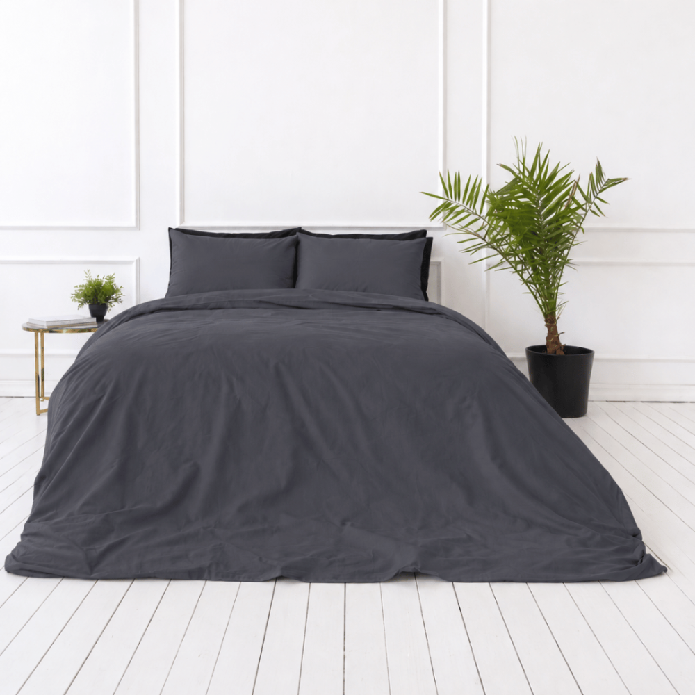 Percale pussilakanasetti „Dark Grey Percale“. Pussilakanasetti 150x210, 140x200 cm, 150x210 cm, 160x200 cm, 180x200 cm, 200x200 cm, 200x220 cm, 240x220 cm. Yksiväriset antrasiitinharmaat tyynyliinat. Percale pussilakanasetti „Dark Grey Percale“. Pussilakanasetti 150x210, 140x200 cm, 150x210 cm, 160x200 cm, 180x200 cm, 200x200 cm, 200x220 cm, 240x220 cm. Yksiväriset antrasiitinharmaat tyynyliinat.
