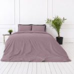 Percale pussilakanasetti „Grape Percale“. Pussilakanasetti 150x210, 140x200 cm, 150x210 cm, 160x200 cm, 180x200 cm, 200x200 cm, 200x220 cm, 240x220 cm. Yksiväriset harmaanroosat tyynyliinat, joissa on violetti vivahde. Percale pussilakanasetti „Grape Percale“. Pussilakanasetti 150x210, 140x200 cm, 150x210 cm, 160x200 cm, 180x200 cm, 200x200 cm, 200x220 cm, 240x220 cm. Yksiväriset harmaanroosat tyynyliinat, joissa on violetti vivahde.