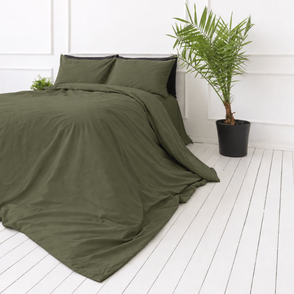 Percale pussilakanasetti „Moss Green Percale“. Pussilakanasetti 150x210, 140x200 cm, 150x210 cm, 160x200 cm, 180x200 cm, 200x200 cm, 200x220 cm, 240x220 cm. Oliivinvihreä pussilakana ilman koristekuvioita. Percale pussilakanasetti „Moss Green Percale“. Pussilakanasetti 150x210, 140x200 cm, 150x210 cm, 160x200 cm, 180x200 cm, 200x200 cm, 200x220 cm, 240x220 cm. Oliivinvihreä pussilakana ilman koristekuvioita.