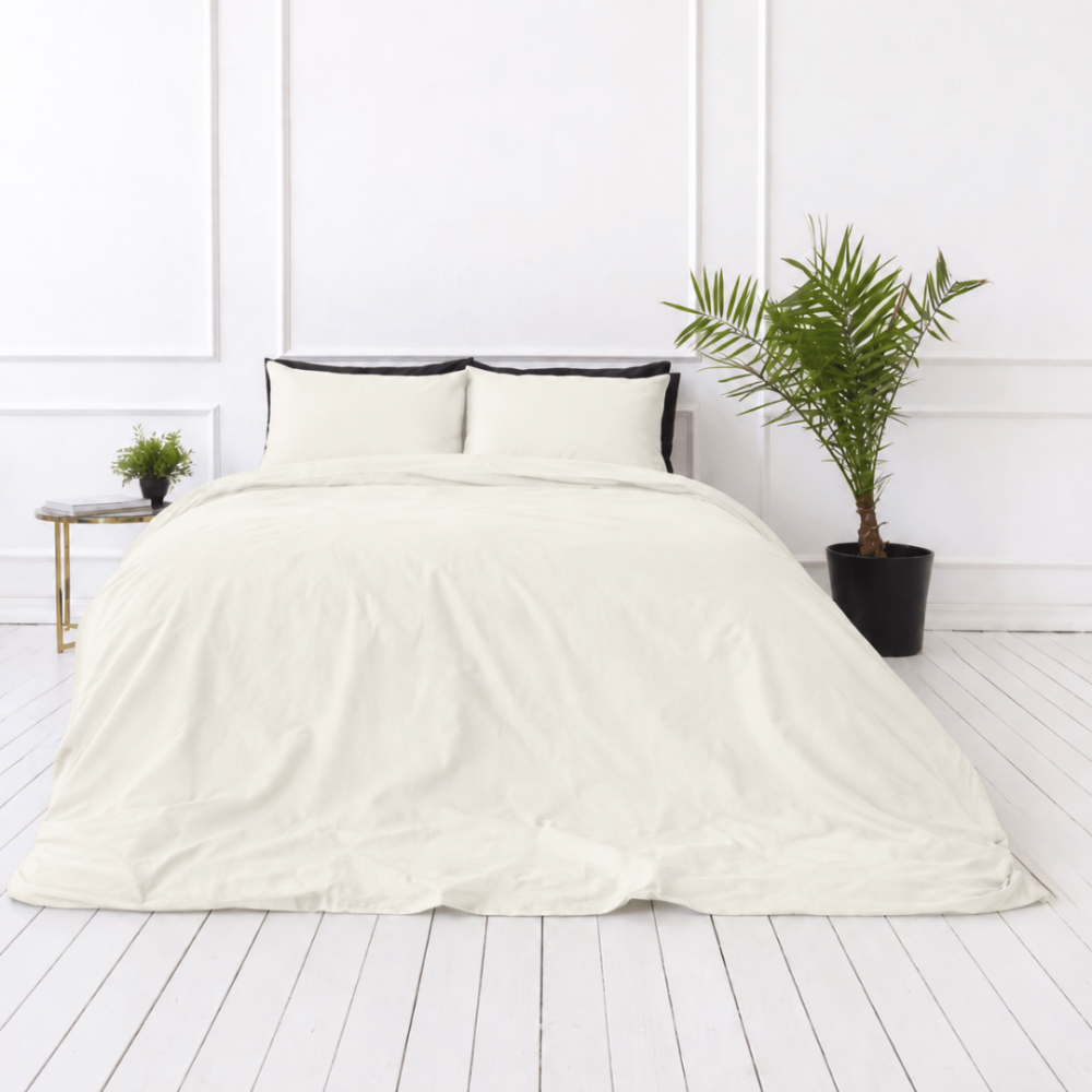 Percale pussilakanasetti „Snow White Percale“. Pussilakanasetti 150x210, 140x200 cm, 150x210 cm, 160x200 cm, 180x200 cm, 200x200 cm, 200x220 cm, 240x220 cm. Yksiväriset norsunluun sävyiset tyynyliinat. Percale pussilakanasetti „Snow White Percale“. Pussilakanasetti 150x210, 140x200 cm, 150x210 cm, 160x200 cm, 180x200 cm, 200x200 cm, 200x220 cm, 240x220 cm. Yksiväriset norsunluun sävyiset tyynyliinat.
