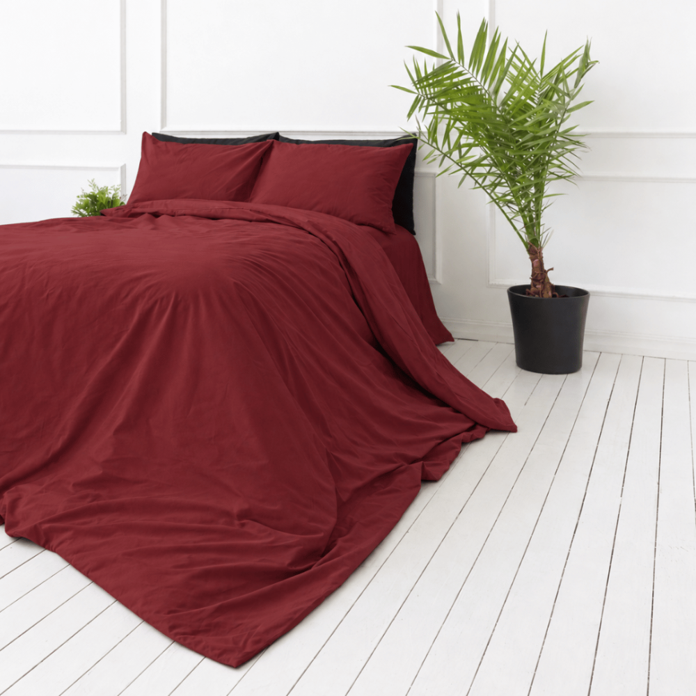 Percale pussilakanasetti „Sun-dried Tomato Percale“. Pussilakanasetti 150x210, 140x200 cm, 150x210 cm, 160x200 cm, 180x200 cm, 200x200 cm, 200x220 cm, 240x220 cm. Syvänpunainen pussilakana ilman koristekuvioita. Percale pussilakanasetti „Sun-dried Tomato Percale“. Pussilakanasetti 150x210, 140x200 cm, 150x210 cm, 160x200 cm, 180x200 cm, 200x200 cm, 200x220 cm, 240x220 cm. Syvänpunainen pussilakana ilman koristekuvioita.