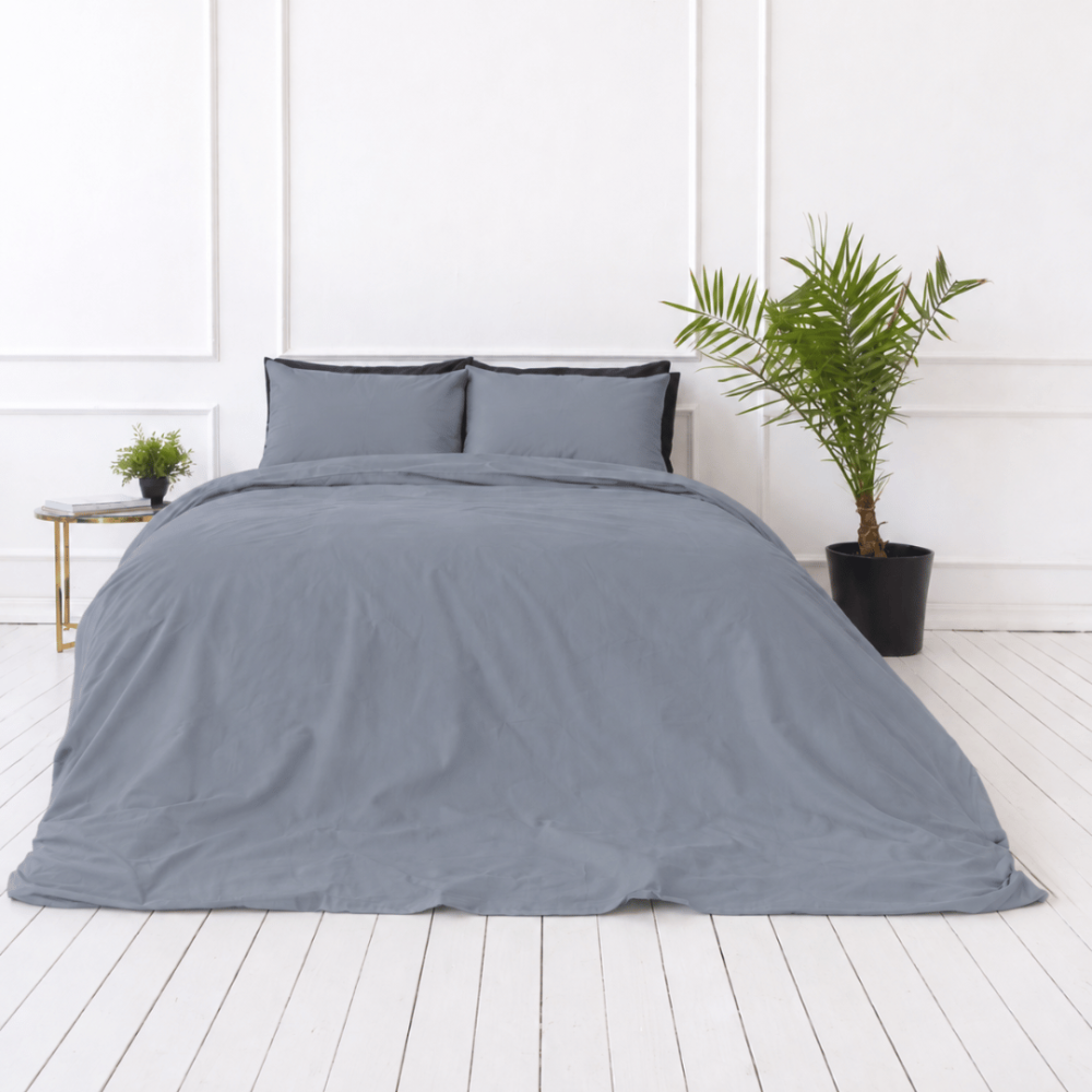 Percale pussilakanasetti „Tradewinds Percale“. Pussilakanasetti 150x210, 140x200 cm, 150x210 cm, 160x200 cm, 180x200 cm, 200x200 cm, 200x220 cm, 240x220 cm. Yksiväriset tyynyliinat viileässä siniharmaan sävyssä. Percale pussilakanasetti „Tradewinds Percale“. Pussilakanasetti 150x210, 140x200 cm, 150x210 cm, 160x200 cm, 180x200 cm, 200x200 cm, 200x220 cm, 240x220 cm. Yksiväriset tyynyliinat viileässä siniharmaan sävyssä.