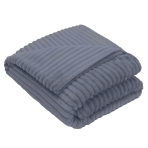 Viltti „Blue Shadow fleece blanket“. Viltit, 200x220 cm. Vaaleansininen pehmeä viltti kohoraidoilla, taiteltuna valkoisella taustalla