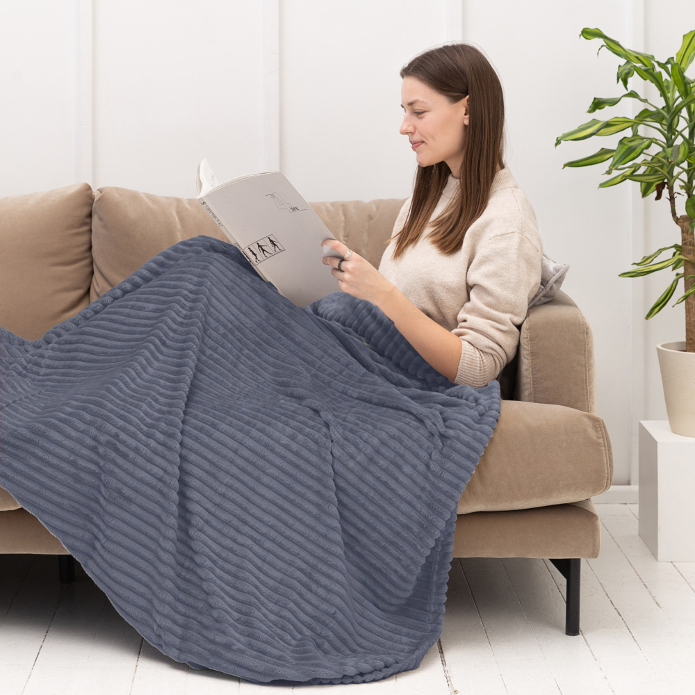 Viltti „Blue Shadow fleece blanket“. Viltit, 200x220 cm. Pehmeä ja kodikas vaaleansininen viltti, jossa on vaakasuorat kohoraidat