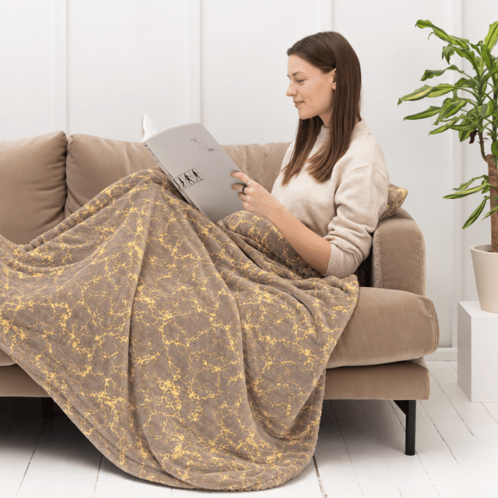 Viltti „Gilded Brown fleece blanket“. Viltit, 200x220 cm. Lämpimän ruskeanbeige torkkupeitto epäsäännöllisillä kullanvärisillä marmorilinjoilla.