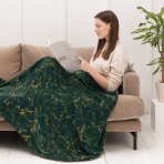 Viltti „Gilded Green fleece blanket“. Viltit, 200x220 cm. Syvänvihreä torkkupeitto epäsäännöllisillä kullanvärisillä marmorilinjoilla.