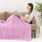 Viltti „Marshmallow Lily fleece blanket“. Viltit, 200x220 cm. Raidallinen pehmeä viltti vaaleanpunavioletissa sävyssä, sopii rentoutumiseen