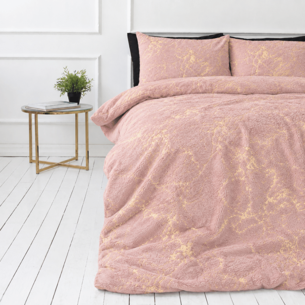 Plyysi pussilakanat „Minky Gilded Rose“. Plyysi pussilakanat, 200x220 cm. Pastellinroosat vuodevaatteet epäsäännöllisillä kullanvärisillä marmorikuvioilla. Plyysi pussilakanat „Minky Gilded Rose“. Plyysi pussilakanat, 200x220 cm. Pastellinroosat vuodevaatteet epäsäännöllisillä kullanvärisillä marmorikuvioilla.