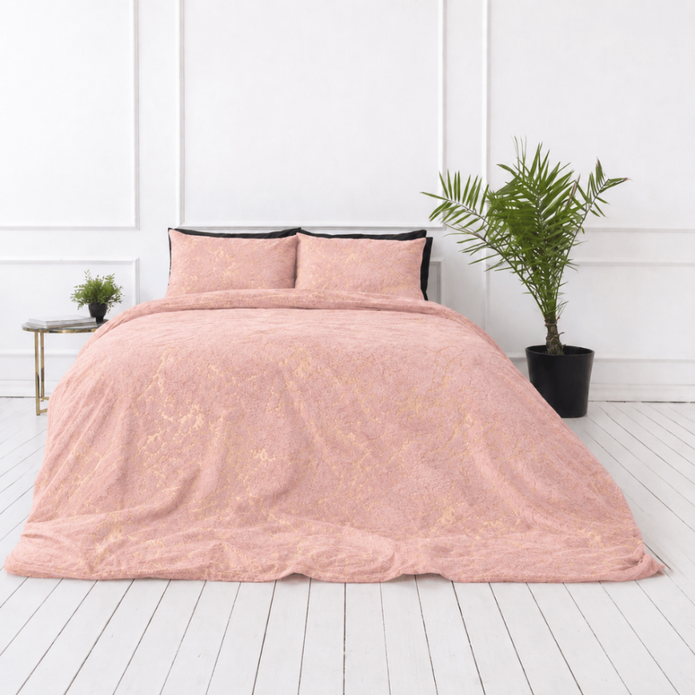 Plyysi pussilakanat „Minky Gilded Rose“. Plyysi pussilakanat, 200x220 cm. Vaaleanpunaiset vuodevaatteet näyttävällä abstraktilla kullanvärisellä marmorikuviolla. Plyysi pussilakanat „Minky Gilded Rose“. Plyysi pussilakanat, 200x220 cm. Vaaleanpunaiset vuodevaatteet näyttävällä abstraktilla kullanvärisellä marmorikuviolla.
