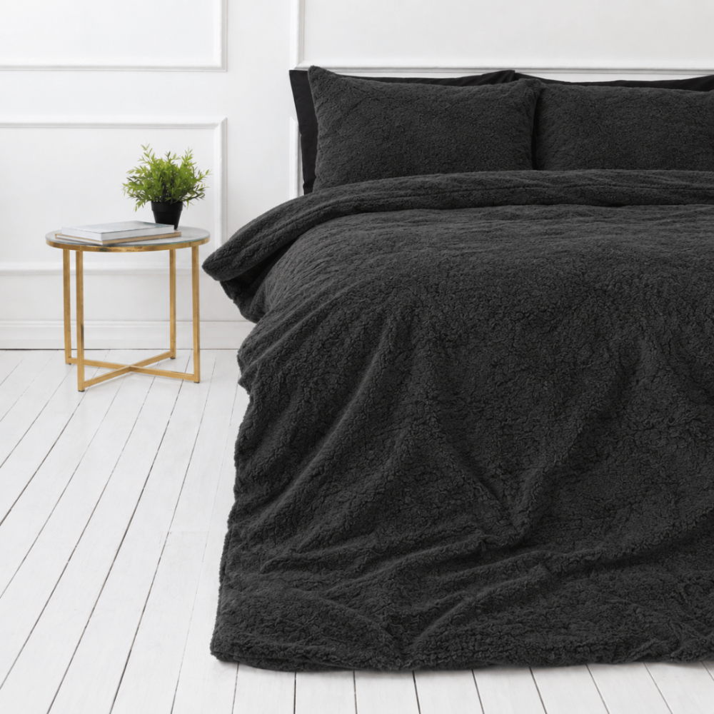 Plyysi pussilakanat „Minky Black“. Yksivärinen pussilakana, 200x220 cm. Ylellinen musta plyysivuodevaatesetti, joka tuo hienostuneisuutta. Plyysi pussilakanat „Minky Black“. Yksivärinen pussilakana, 200x220 cm. Ylellinen musta plyysivuodevaatesetti, joka tuo hienostuneisuutta.