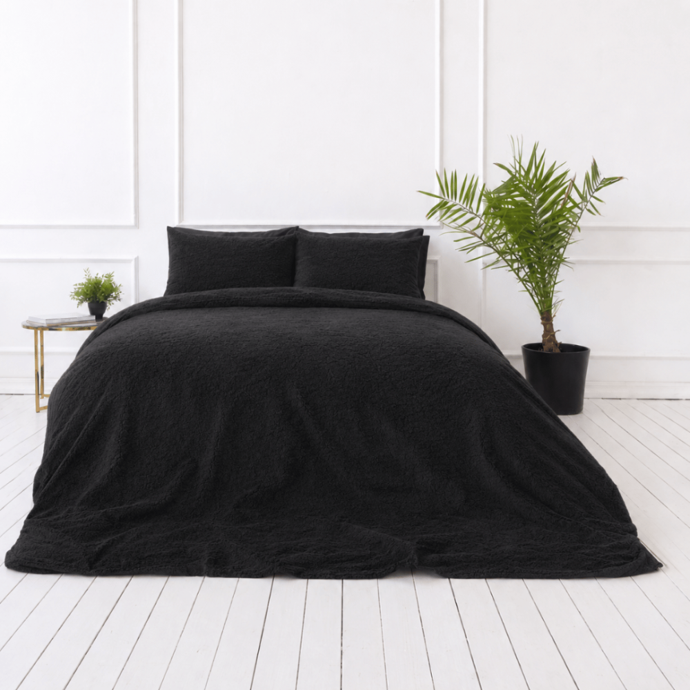 Plyysi pussilakanat „Minky Black“. Yksivärinen pussilakana, 200x220 cm. Pehmeä ja lämmin musta plyysinen vuodevaatesetti moderniin sisustukseen. Plyysi pussilakanat „Minky Black“. Yksivärinen pussilakana, 200x220 cm. Pehmeä ja lämmin musta plyysinen vuodevaatesetti moderniin sisustukseen.