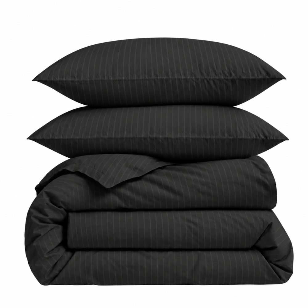 Premium satiinipussilakanasetti „Black Stripe Sateen“. Mako satiini vuodevaatteet, 140x200 cm, 200x200 cm. Musta vuodevaatesetti kapeilla sävy-sävyyn raidoilla. Premium satiinipussilakanasetti „Black Stripe Sateen“. Mako satiini vuodevaatteet, 140x200 cm, 200x200 cm. Musta vuodevaatesetti kapeilla sävy-sävyyn raidoilla.