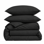 Premium satiinipussilakanasetti „Black Stripe Sateen“. Mako satiini vuodevaatteet, 140x200 cm, 200x200 cm. Musta vuodevaatesetti kapeilla sävy-sävyyn raidoilla. Premium satiinipussilakanasetti „Black Stripe Sateen“. Mako satiini vuodevaatteet, 140x200 cm, 200x200 cm. Musta vuodevaatesetti kapeilla sävy-sävyyn raidoilla.
