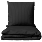 Premium satiinipussilakanasetti „Black Stripe Satin“. Satiinipussilakanasetti, 140x200 cm, 200x200 cm. Musta vuodevaatesetti kapeilla sävy-sävyyn raidoilla.