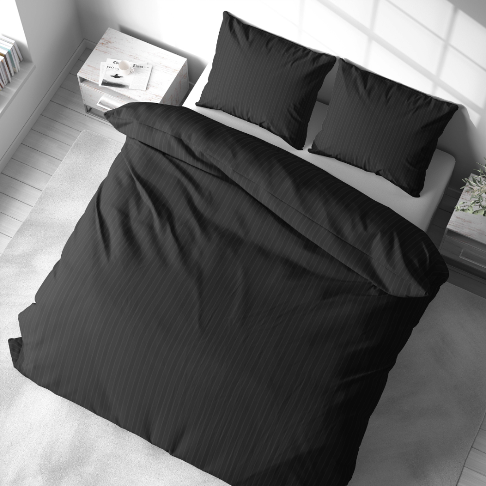 Premium satiinipussilakanasetti „Black Stripe Satin“. Satiinipussilakanasetti, 140x200 cm, 200x200 cm. Klassinen musta vuodevaatesetti ohuilla pystyriimuilla.