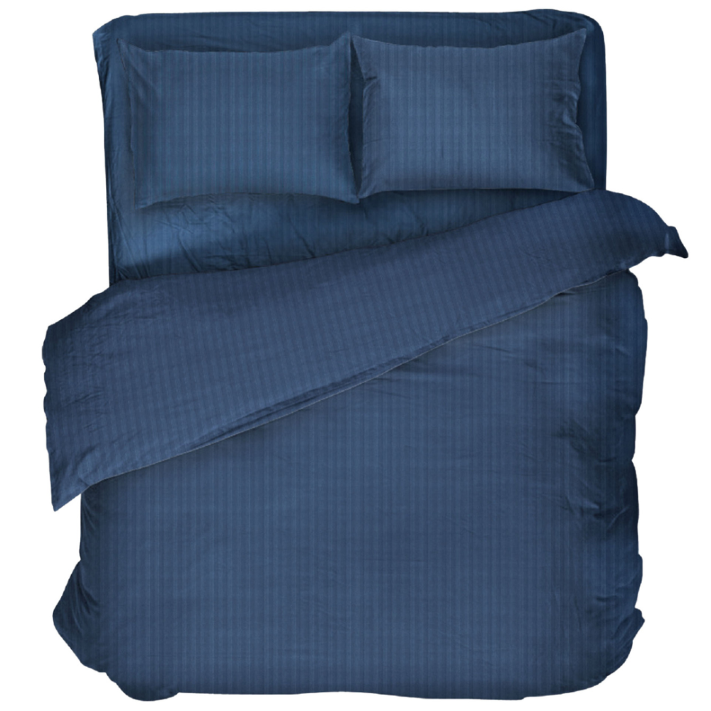 Premium satiinipussilakanasetti „Blue Stripe Satin“. Satiinipussilakanasetti, 140x200 cm, 200x200 cm. Syvänsininen vuodevaatesetti hienovaraisilla pystysuorilla raidoilla, joka tuo makuuhuoneeseen eleganssia ja rauhaa.