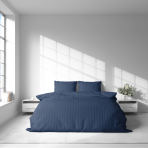 Premium satiinipussilakanasetti „Blue Stripe Satin“. Satiinipussilakanasetti, 140x200 cm, 200x200 cm. Moderni raidallinen muotoilu syvässä tummansinisessä.