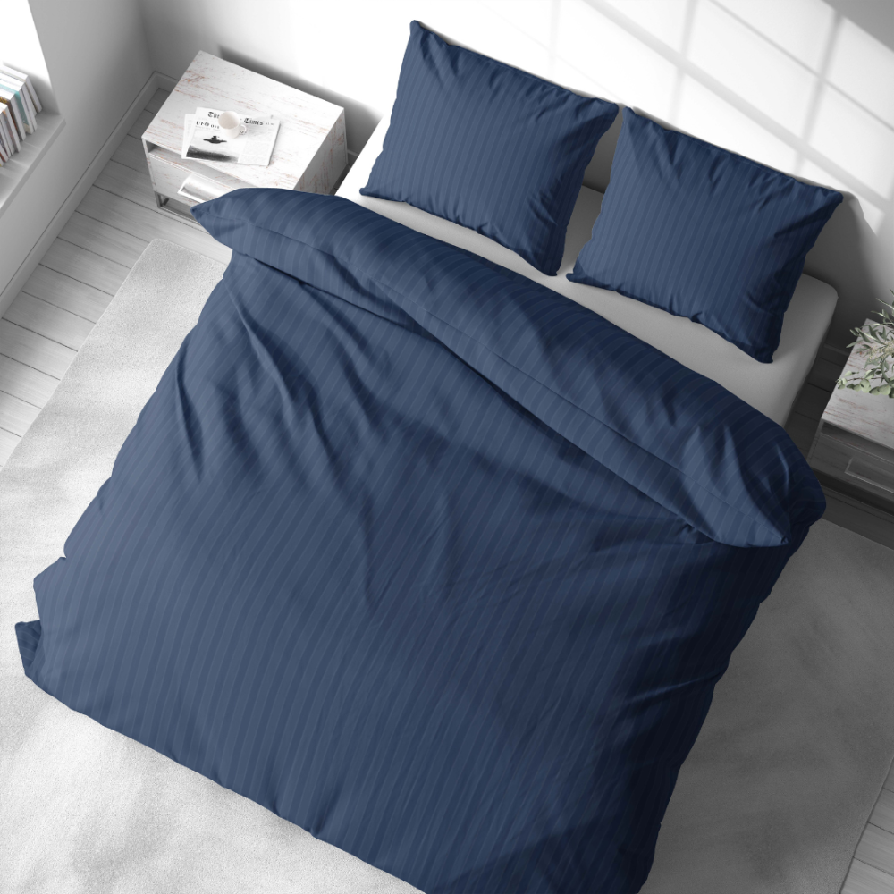 Premium satiinipussilakanasetti „Blue Stripe Satin“. Satiinipussilakanasetti, 140x200 cm, 200x200 cm. Ylellinen raidallinen vuodevaatesetti intensiivisessä sinisessä.