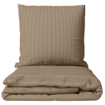 Premium satiinipussilakanasetti „Brandy Stripe Sateen“. Pussilakanasetti 150x210, 140x200 cm, 150x210 cm, 160x200 cm, 180x200 cm, 200x200 cm, 200x220 cm, 240x220 cm. Ruskea vuodevaatesetti hienovaraisella kapealla raitakuviolla