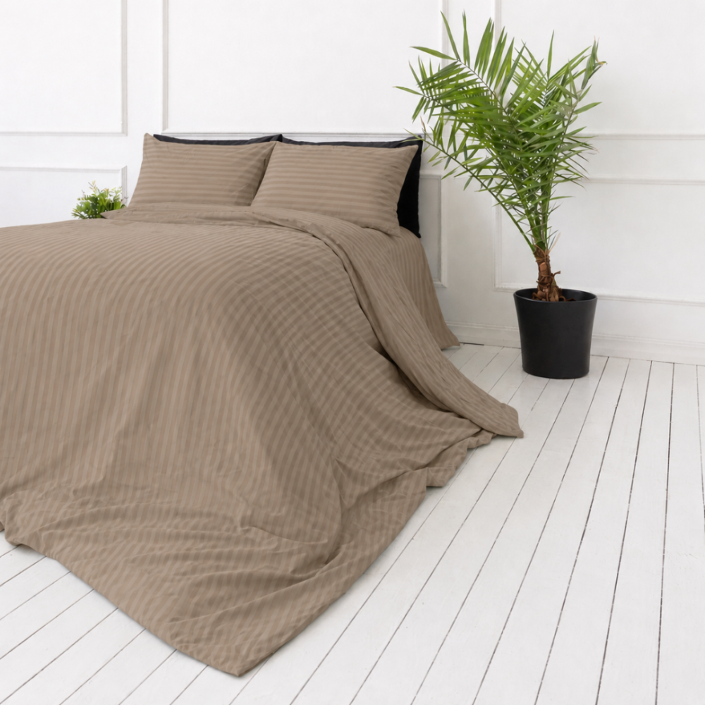 Premium satiinipussilakanasetti „Brandy Stripe Sateen“. Pussilakanasetti 150x210, 140x200 cm, 150x210 cm, 160x200 cm, 180x200 cm, 200x200 cm, 200x220 cm, 240x220 cm. Lämpimänruskea vuodevaatesetti elegantilla raidallisella pinnalla