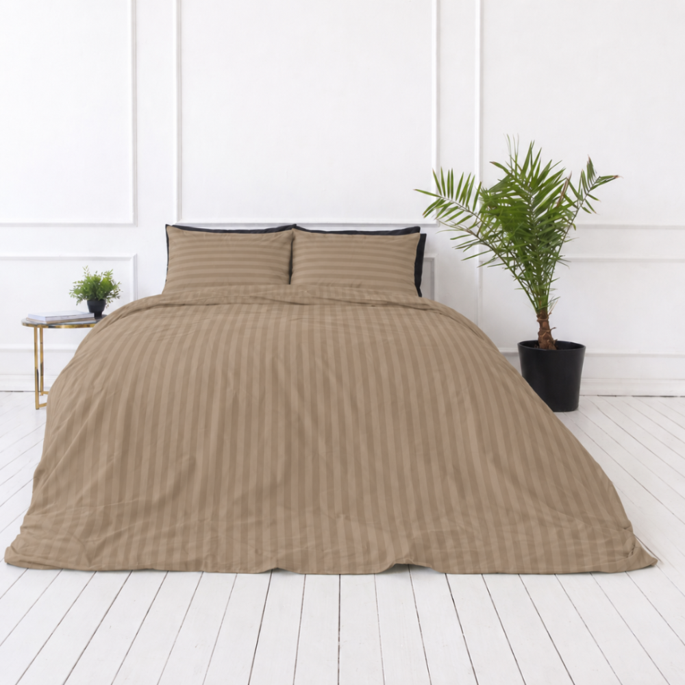 Premium satiinipussilakanasetti „Brandy Stripe Sateen“. Pussilakanasetti 150x210, 140x200 cm, 150x210 cm, 160x200 cm, 180x200 cm, 200x200 cm, 200x220 cm, 240x220 cm. Ruskea vuodevaatesetti pehmeällä sävyyn sulautuvalla raitavaikutelmalla