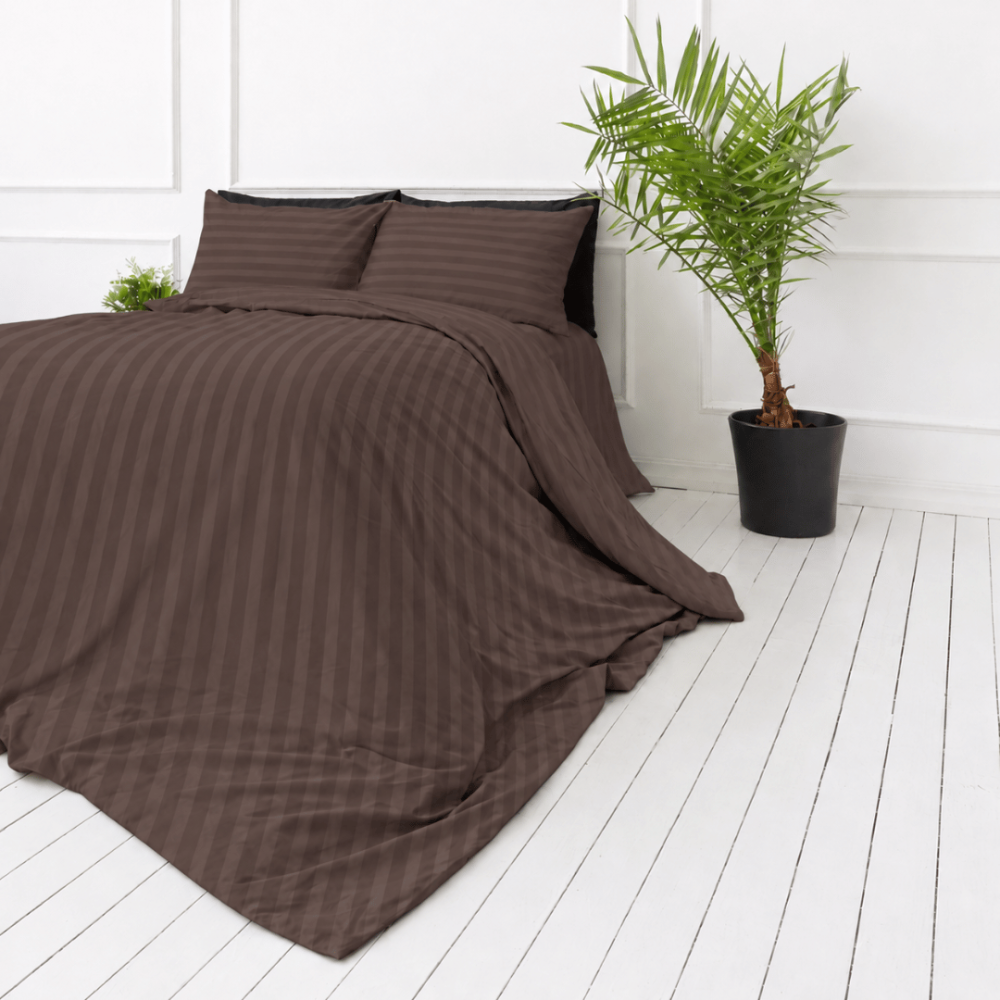 Premium satiinipussilakanasetti „Brown Stripe Sateen“. Mako satiini vuodevaatteet, 140x200 cm, 150x210 cm, 160x200 cm, 180x200 cm, 200x200 cm, 200x220 cm, 240x220 cm. Ruskea pussilakana, jossa on pystysuorat raidat lähekkäisissä sävyissä. Premium satiinipussilakanasetti „Brown Stripe Sateen“. Mako satiini vuodevaatteet, 140x200 cm, 150x210 cm, 160x200 cm, 180x200 cm, 200x200 cm, 200x220 cm, 240x220 cm. Ruskea pussilakana, jossa on pystysuorat raidat lähekkäisissä sävyissä.