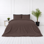 Premium satiinipussilakanasetti „Brown Stripe Sateen“. Mako satiini vuodevaatteet, 140x200 cm, 150x210 cm, 160x200 cm, 180x200 cm, 200x200 cm, 200x220 cm, 240x220 cm. Tummanruskeat tyynyliinat, joissa on vaakasuorat raidat. Premium satiinipussilakanasetti „Brown Stripe Sateen“. Mako satiini vuodevaatteet, 140x200 cm, 150x210 cm, 160x200 cm, 180x200 cm, 200x200 cm, 200x220 cm, 240x220 cm. Tummanruskeat tyynyliinat, joissa on vaakasuorat raidat.