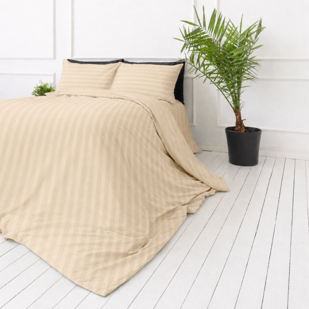 Premium satiinipussilakanasetti „Champagne Stripe Sateen“. Pussilakanasetti 150x210, 140x200 cm, 150x210 cm, 160x200 cm, 180x200 cm, 200x200 cm, 200x220 cm, 240x220 cm. Hiekanvärinen vuodevaatesetti pehmeällä satiinimaisella raitavaikutelmalla