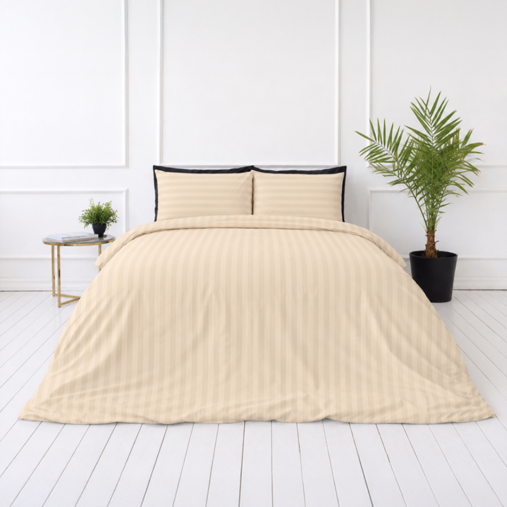 Premium satiinipussilakanasetti „Champagne Stripe Sateen“. Pussilakanasetti 150x210, 140x200 cm, 150x210 cm, 160x200 cm, 180x200 cm, 200x200 cm, 200x220 cm, 240x220 cm. Vaalea kermanvärinen vuodevaatesetti hillityllä raitakuviolla