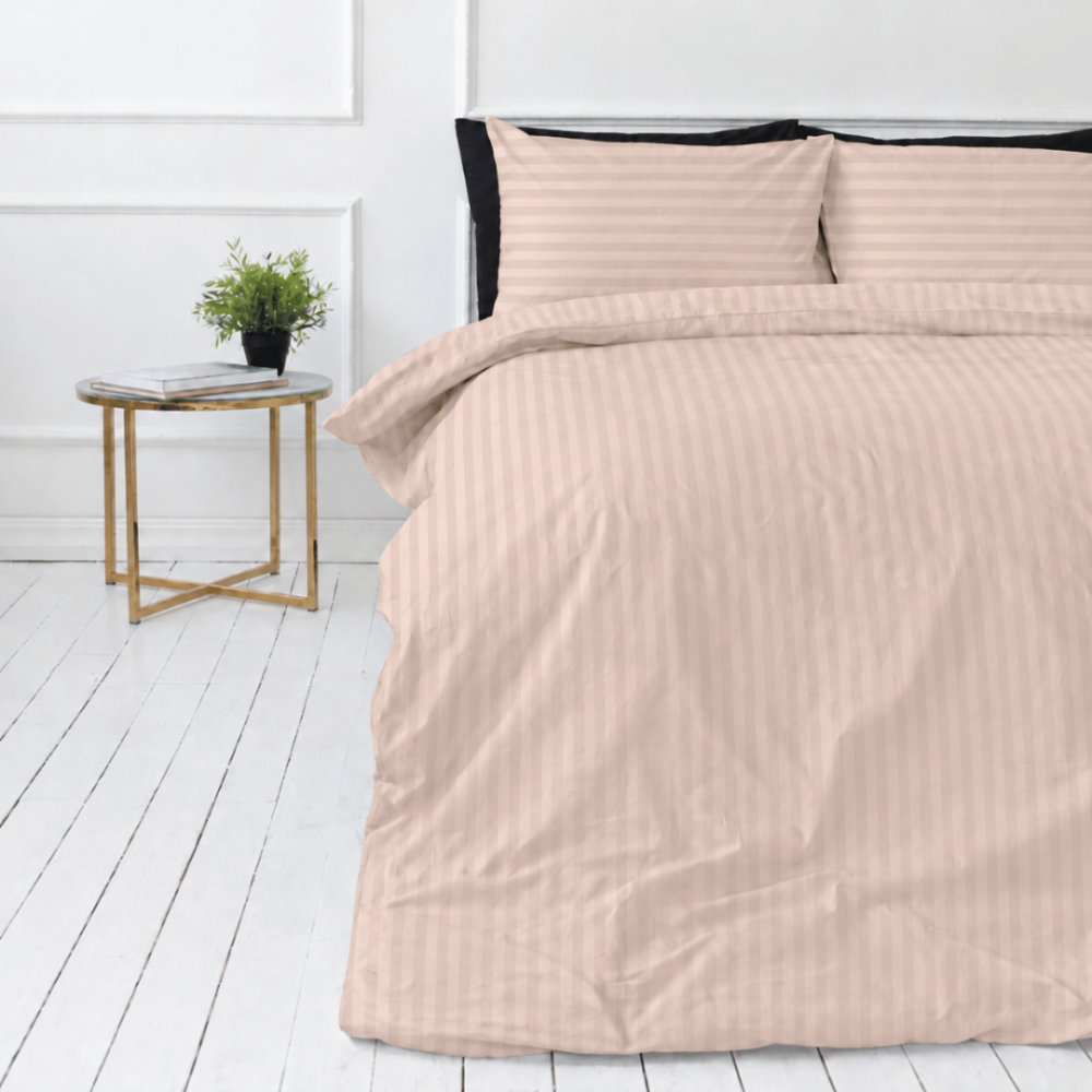 Premium satiinipussilakanasetti „Classic Coffee Stripe Sateen“. Mako satiini vuodevaatteet, 140x200 cm, 150x210 cm, 160x200 cm, 180x200 cm, 200x200 cm, 200x220 cm, 240x220 cm. Pastellinbeige vuodevaatesetti, jossa vuorottelevat vaaleammat ja tummemmat raidat. Premium satiinipussilakanasetti „Classic Coffee Stripe Sateen“. Mako satiini vuodevaatteet, 140x200 cm, 150x210 cm, 160x200 cm, 180x200 cm, 200x200 cm, 200x220 cm, 240x220 cm. Pastellinbeige vuodevaatesetti, jossa vuorottelevat vaaleammat ja tummemmat raidat.