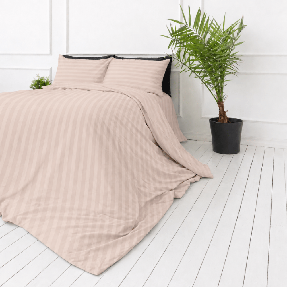 Premium satiinipussilakanasetti „Classic Coffee Stripe Sateen“. Mako satiini vuodevaatteet, 140x200 cm, 150x210 cm, 160x200 cm, 180x200 cm, 200x200 cm, 200x220 cm, 240x220 cm. Roosanbeige pussilakana, jossa on pystysuorat raidat. Premium satiinipussilakanasetti „Classic Coffee Stripe Sateen“. Mako satiini vuodevaatteet, 140x200 cm, 150x210 cm, 160x200 cm, 180x200 cm, 200x200 cm, 200x220 cm, 240x220 cm. Roosanbeige pussilakana, jossa on pystysuorat raidat.