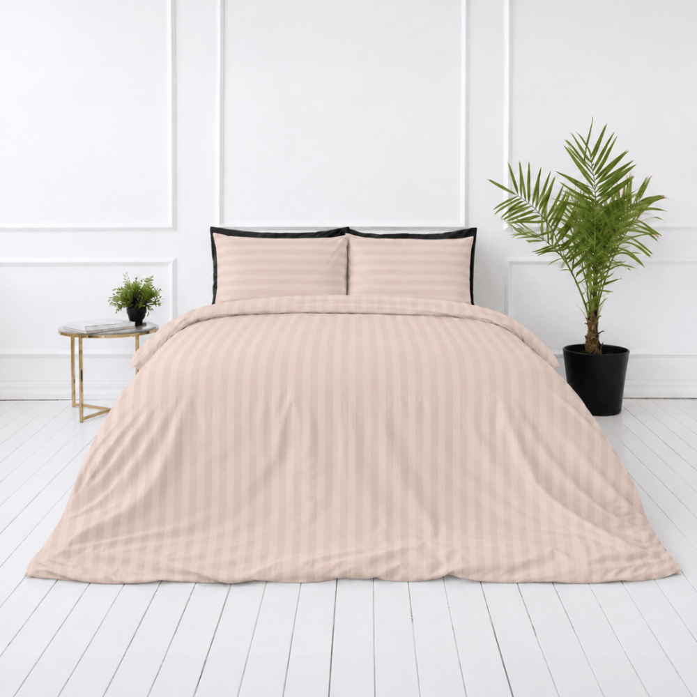 Premium satiinipussilakanasetti „Classic Coffee Stripe Sateen“. Mako satiini vuodevaatteet, 140x200 cm, 150x210 cm, 160x200 cm, 180x200 cm, 200x200 cm, 200x220 cm, 240x220 cm. Vaaleanbeiget tyynyliinat, joissa on vaakasuorat raidat ja vaaleanpunainen vivahde. Premium satiinipussilakanasetti „Classic Coffee Stripe Sateen“. Mako satiini vuodevaatteet, 140x200 cm, 150x210 cm, 160x200 cm, 180x200 cm, 200x200 cm, 200x220 cm, 240x220 cm. Vaaleanbeiget tyynyliinat, joissa on vaakasuorat raidat ja vaaleanpunainen vivahde.