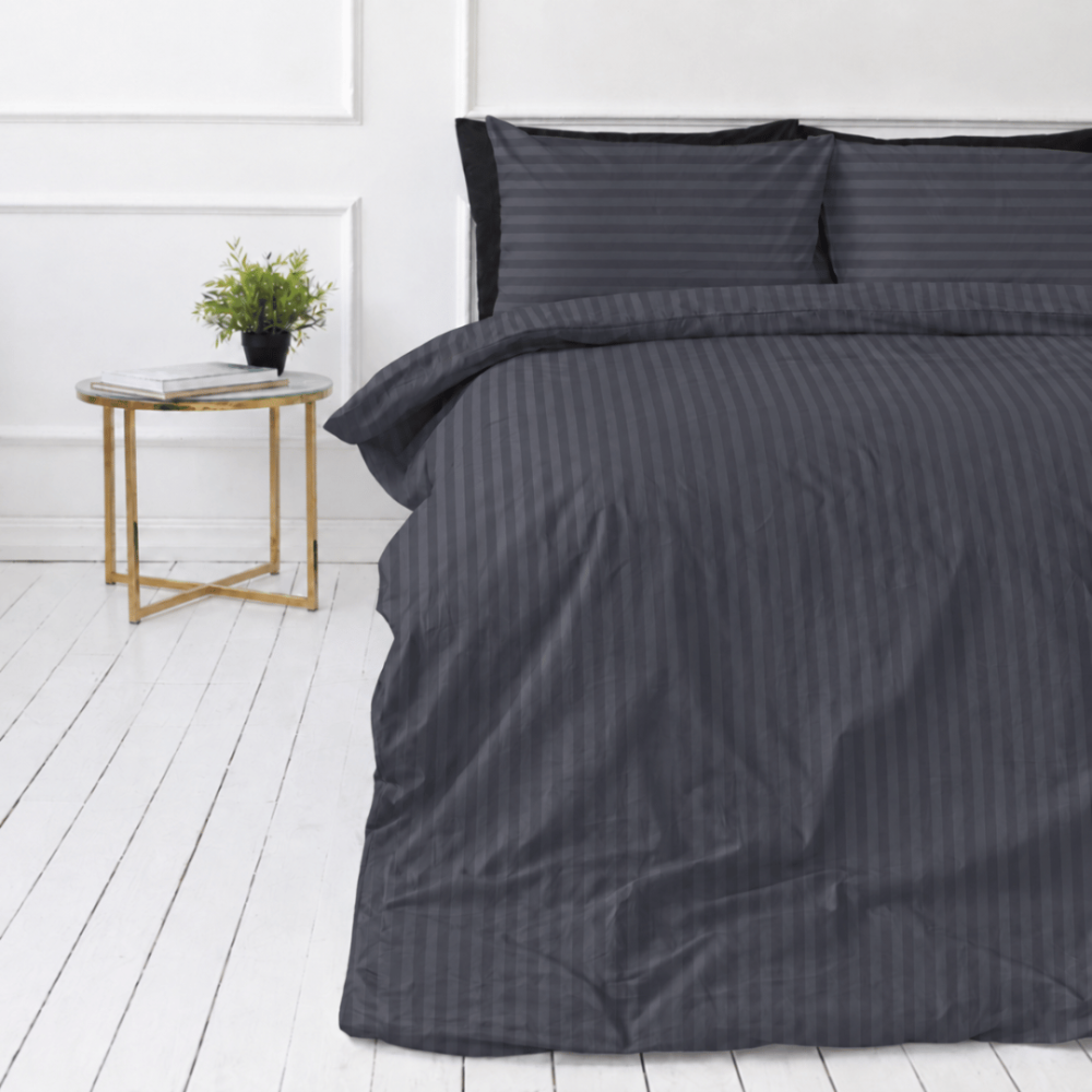 Premium satiinipussilakanasetti „Dark Grey Stripe Sateen“. Mako satiini vuodevaatteet, 140x200 cm, 150x210 cm, 160x200 cm, 180x200 cm, 200x200 cm, 200x220 cm, 240x220 cm. Grafiitinharmaat vuodevaatteet, joissa vuorottelevat vaaleammat ja tummemmat raidat. Premium satiinipussilakanasetti „Dark Grey Stripe Sateen“. Mako satiini vuodevaatteet, 140x200 cm, 150x210 cm, 160x200 cm, 180x200 cm, 200x200 cm, 200x220 cm, 240x220 cm. Grafiitinharmaat vuodevaatteet, joissa vuorottelevat vaaleammat ja tummemmat raidat.