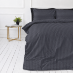 Premium satiinipussilakanasetti „Dark Grey Stripe Sateen“. Mako satiini vuodevaatteet, 140x200 cm, 150x210 cm, 160x200 cm, 180x200 cm, 200x200 cm, 200x220 cm, 240x220 cm. Grafiitinharmaat vuodevaatteet, joissa vuorottelevat vaaleammat ja tummemmat raidat. Premium satiinipussilakanasetti „Dark Grey Stripe Sateen“. Mako satiini vuodevaatteet, 140x200 cm, 150x210 cm, 160x200 cm, 180x200 cm, 200x200 cm, 200x220 cm, 240x220 cm. Grafiitinharmaat vuodevaatteet, joissa vuorottelevat vaaleammat ja tummemmat raidat.