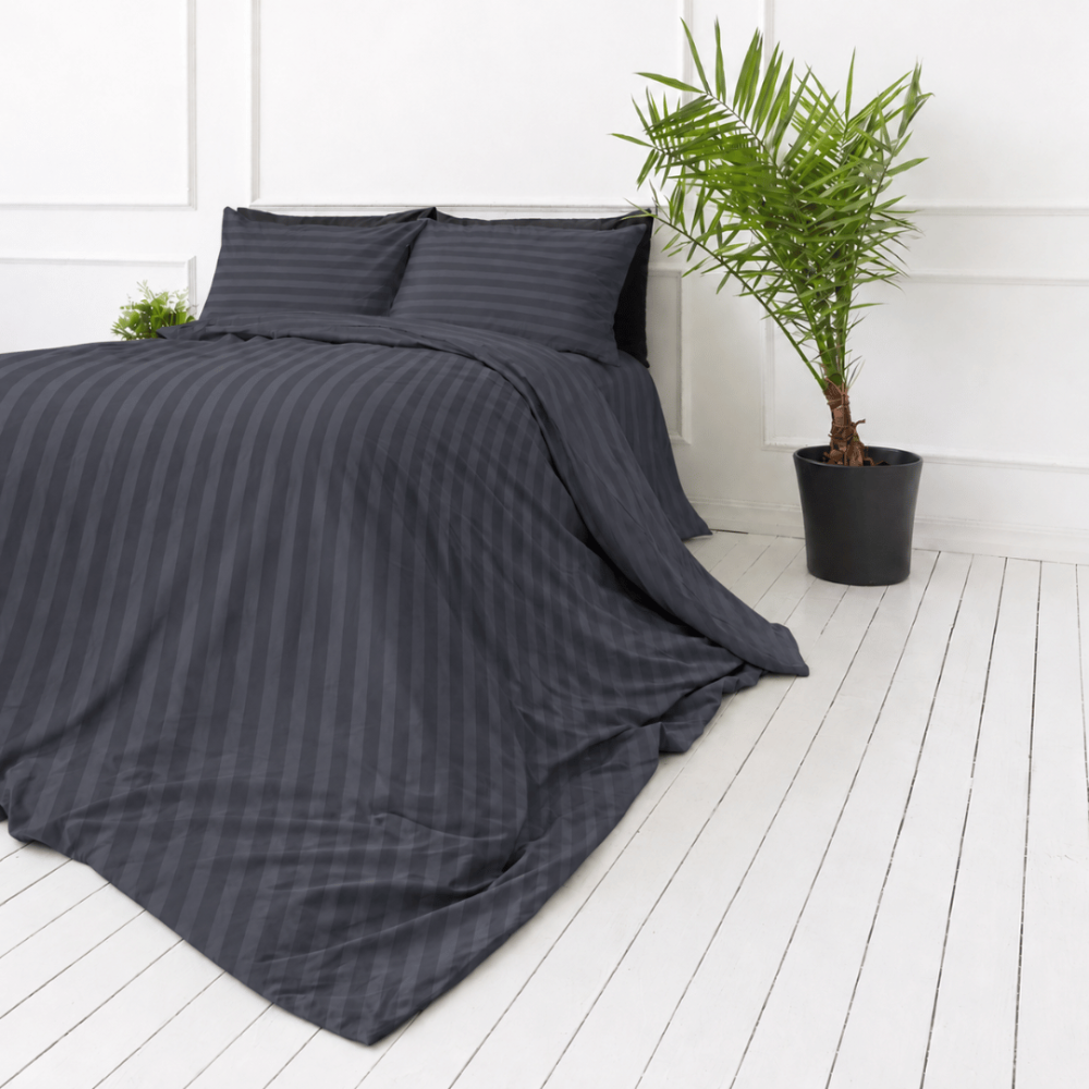 Premium satiinipussilakanasetti „Dark Grey Stripe Sateen“. Mako satiini vuodevaatteet, 140x200 cm, 150x210 cm, 160x200 cm, 180x200 cm, 200x200 cm, 200x220 cm, 240x220 cm. Antrasiitinharmaa pussilakana, jossa on pystyraidat. Premium satiinipussilakanasetti „Dark Grey Stripe Sateen“. Mako satiini vuodevaatteet, 140x200 cm, 150x210 cm, 160x200 cm, 180x200 cm, 200x200 cm, 200x220 cm, 240x220 cm. Antrasiitinharmaa pussilakana, jossa on pystyraidat.